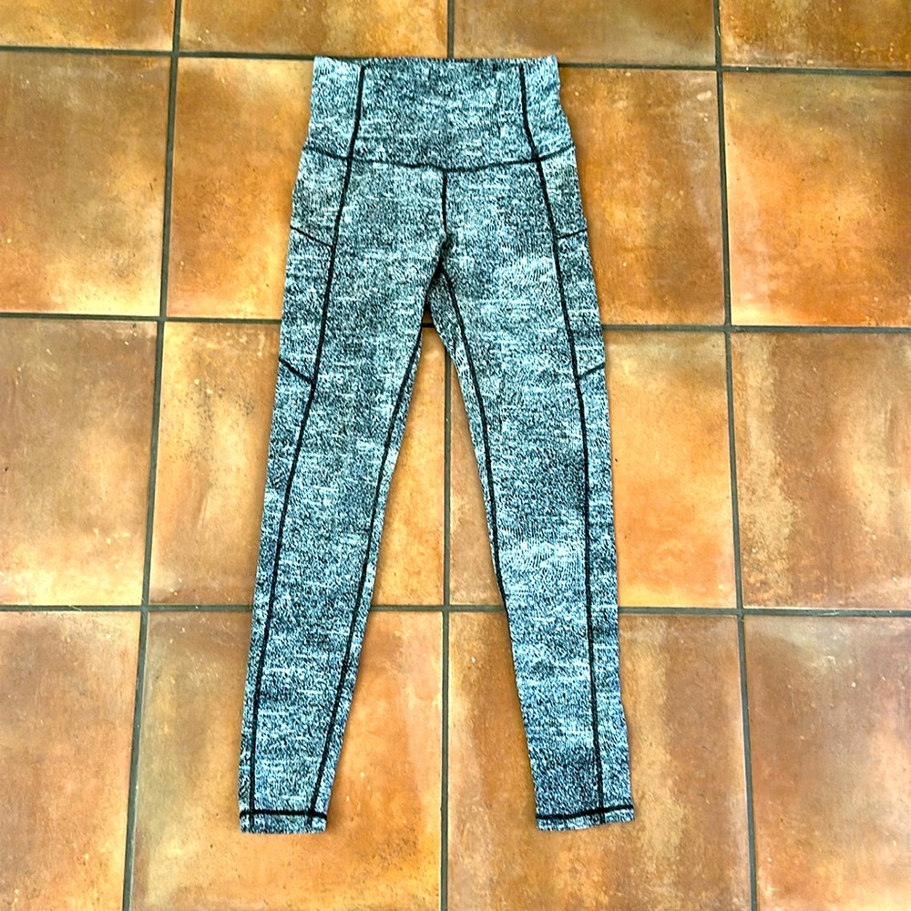 Two pairs of never worn Zelle leggings. The colorful one is capri
Size smalll